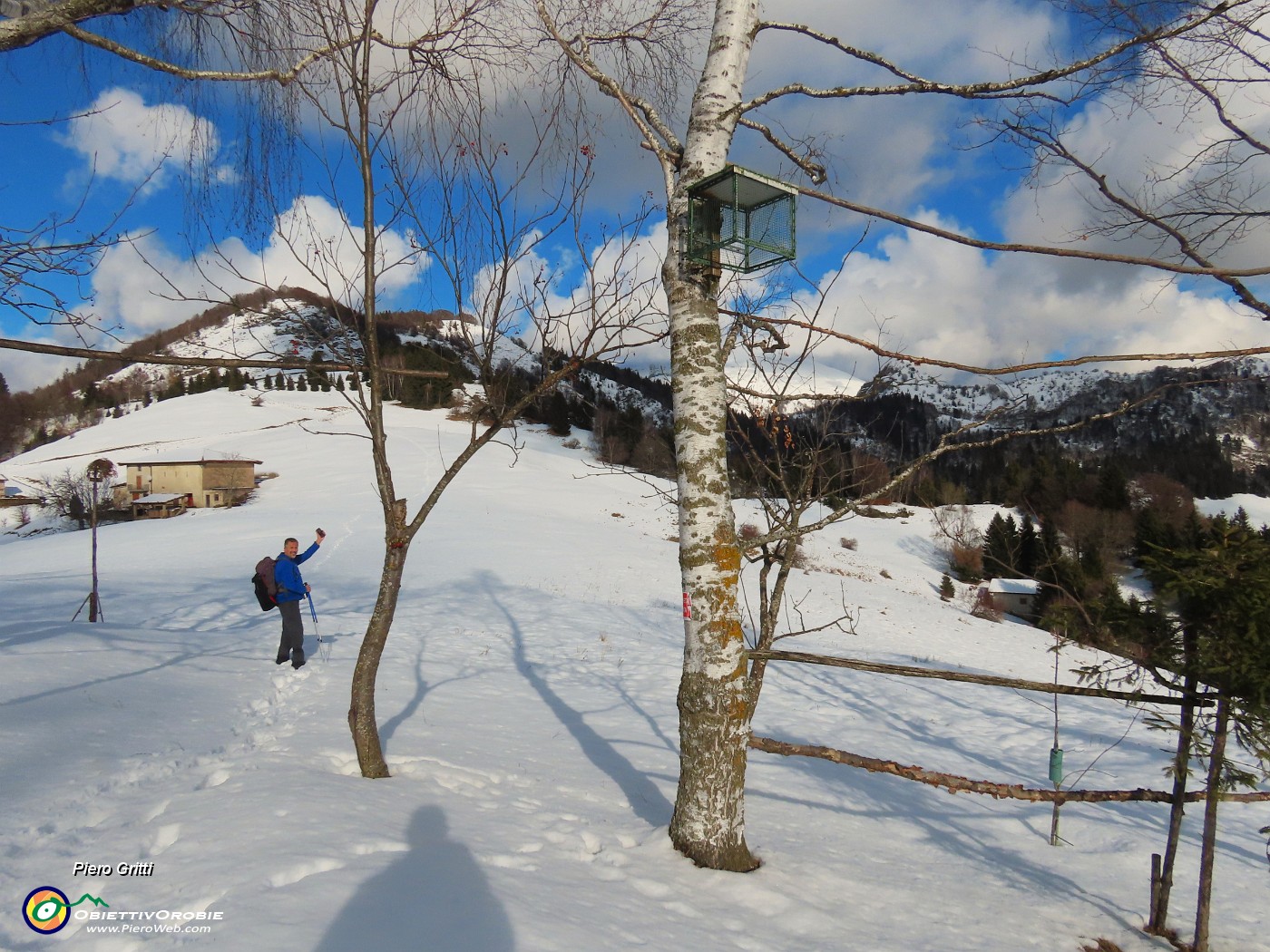 28 Dal roccolo via per i pratoni innevati di Cascina Vecchia.JPG